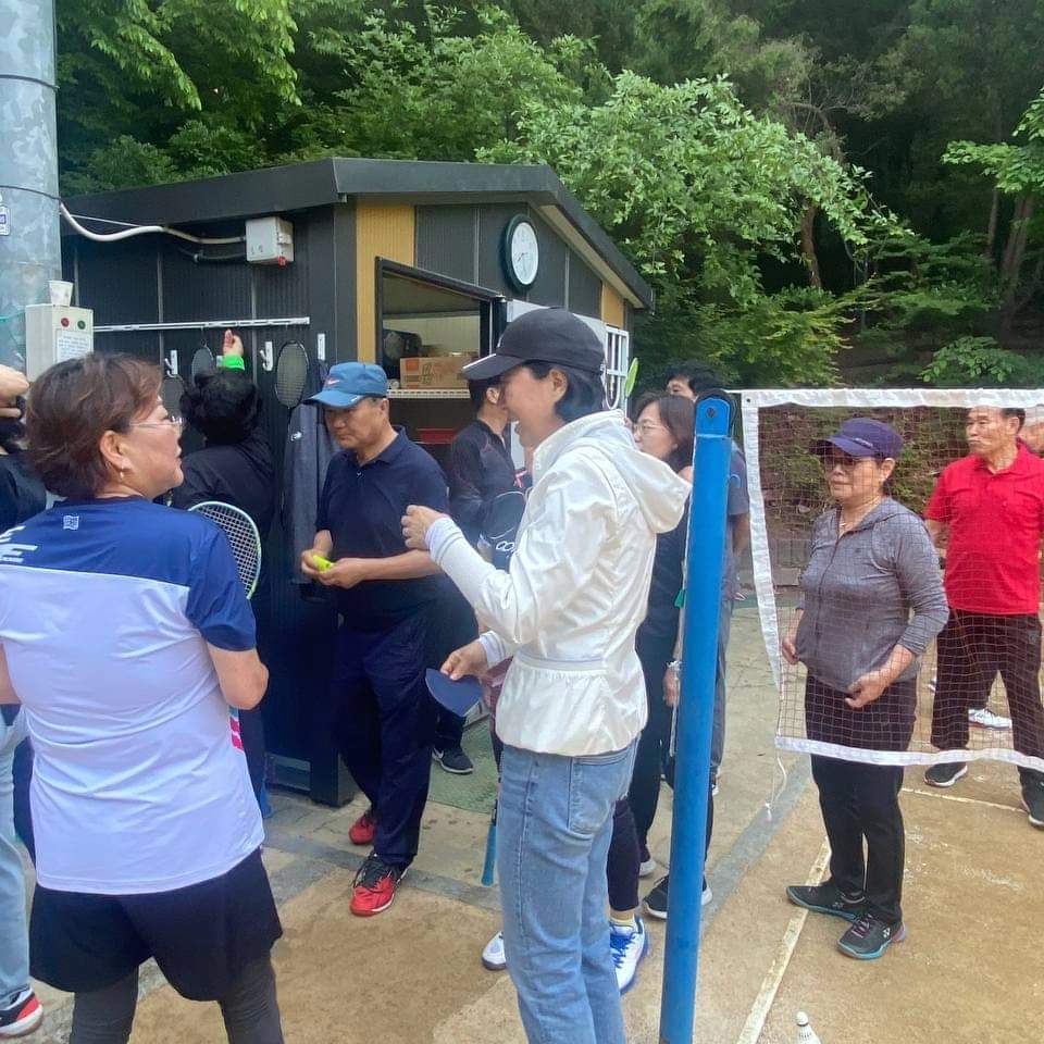 wpdlatm10's tweet photo. 지난 4년간 남영희 진짜 열심히 뛴다 했는데 이번에 또 천표 차이로 떨어진거야. 그런데 또 뛰고 있네? 울고 불고 억울해서 머리띠 두르고 방에 누워 있어도 전혀 이상하지 않는데 또 뛰고 있는거야. 이 양반 뭐지. 멘탈 분석이 안 돼. 허세부리려는 민주당의 신인 정치인들. 남영희 본 좀 받아라. https://t.co/2KCpZOxuq2