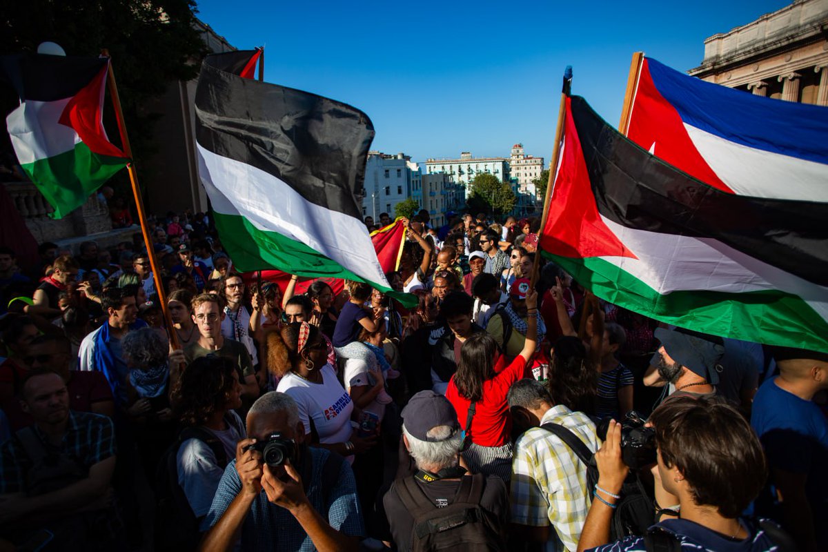 🇨🇺🇵🇸 Cientos de estudiantes y jóvenes han llegado hasta las escalinatas de la Universidad de La Habana para expresar su apoyo al pueblo palestino y su repudio a la represión policial en #EEUU contra el movimiento estudiantil en las universidades.