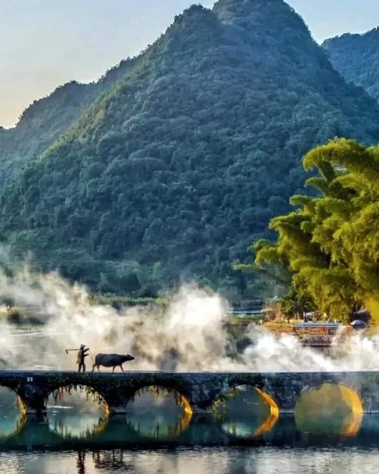 靖西鹅泉，中国西南部的三大名泉之一，与大理的蝴蝶泉、桂平西山的乳泉齐名。鹅泉景区内，有一座建于清代的15孔石拱桥。炊烟升起，宛如遗世独立的世外桃源。鹅泉是亚洲第一大跨国瀑布——德天瀑布的源头。 #travel #natur