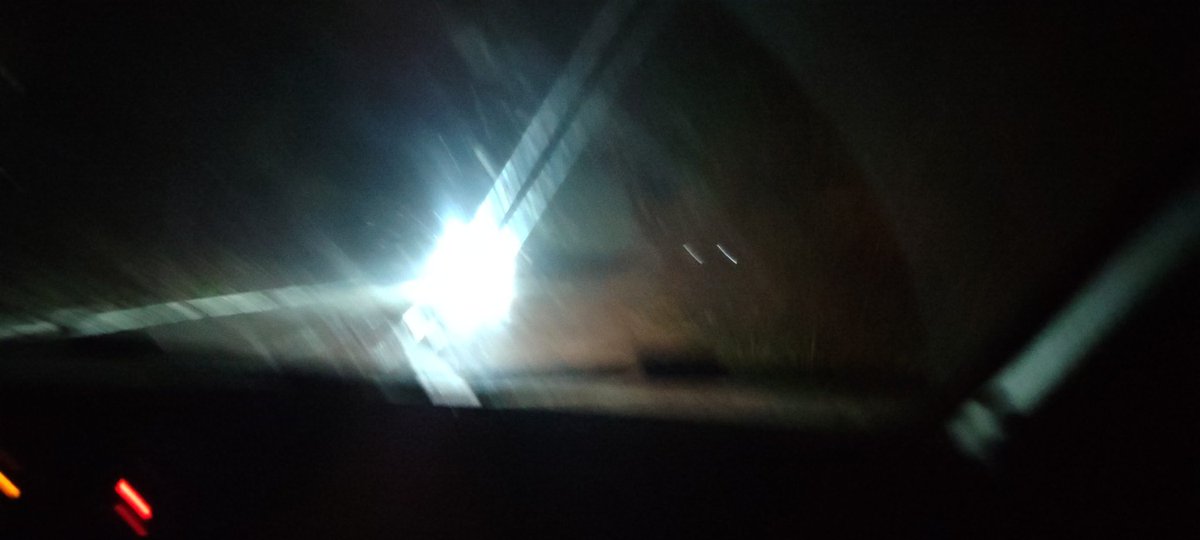ParqueCaiza's tweet photo. Dios! No puede ser. #03May #SinLuz 7:30pm @CorpoelecInfo ahora cuál árbol será el que está haciendo el  corté. ALERTA SOS BOCA DE LOBO https://t.co/yWItkmwIRb