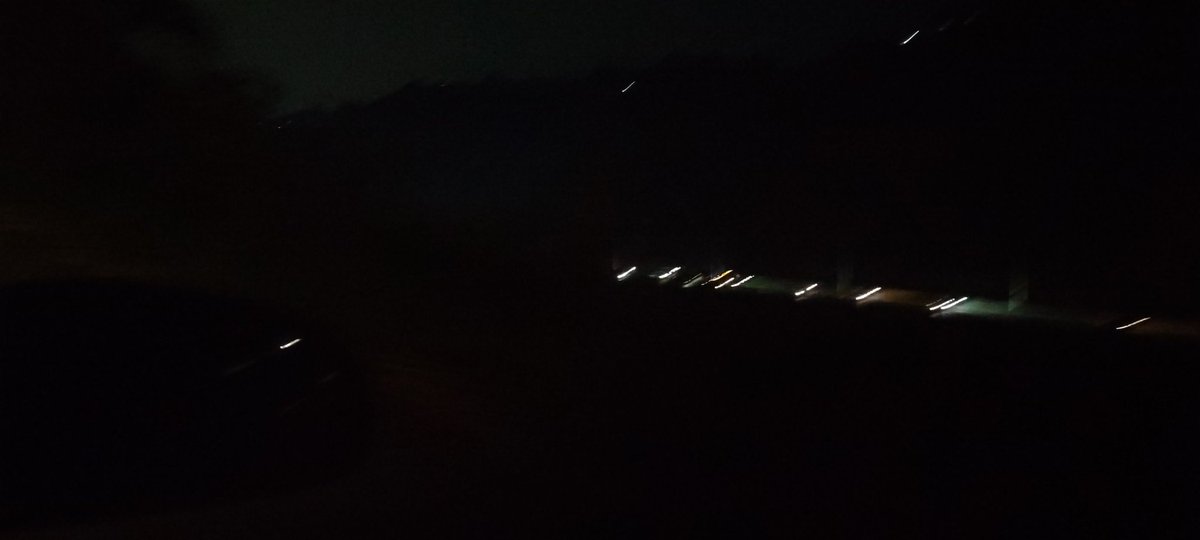 ParqueCaiza's tweet photo. Dios! No puede ser. #03May #SinLuz 7:30pm @CorpoelecInfo ahora cuál árbol será el que está haciendo el  corté. ALERTA SOS BOCA DE LOBO https://t.co/yWItkmwIRb
