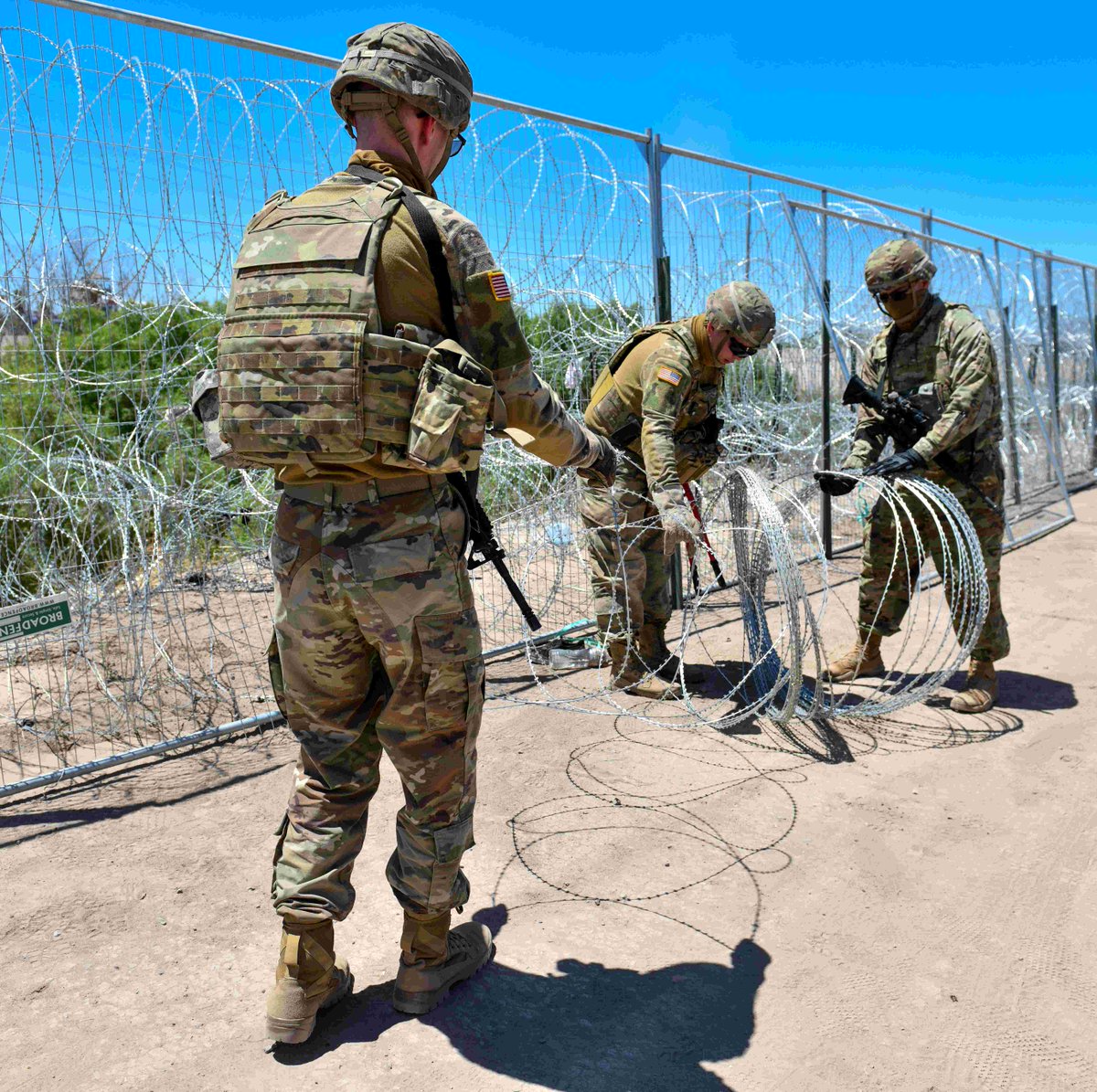 Texas National Guard Special Response Teams repair breaches in anti-climb barrier to prevent illegal border crossings into the US.
#OperationLoneStar