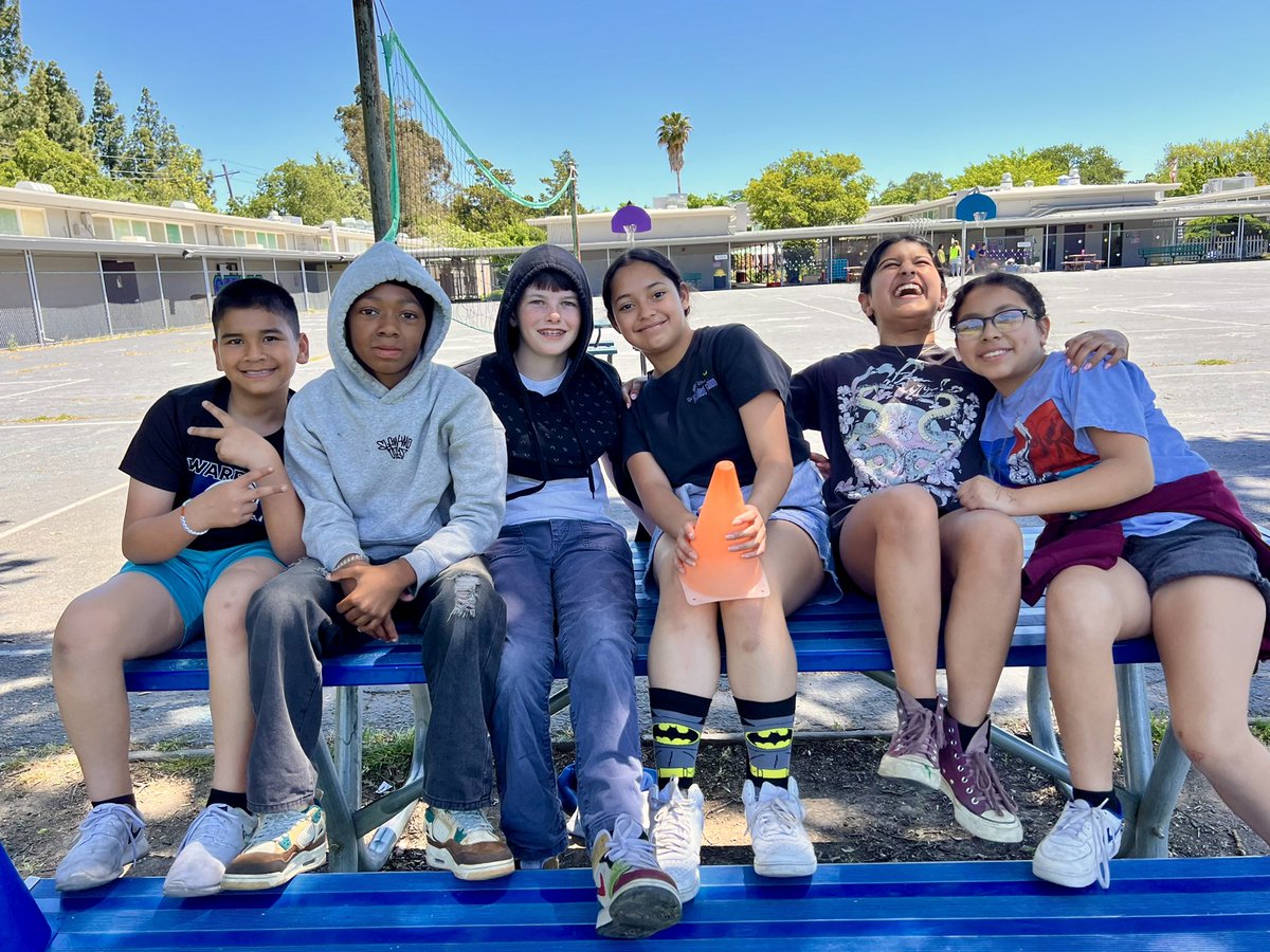 MsKoontzMDUSD's tweet photo. When the big kids want to hang with me and take selfies…. We hang and take selfies! 🥰💜🐊 #lunchtime #gatorprin #makinmemories https://t.co/R5qDFMYfY8