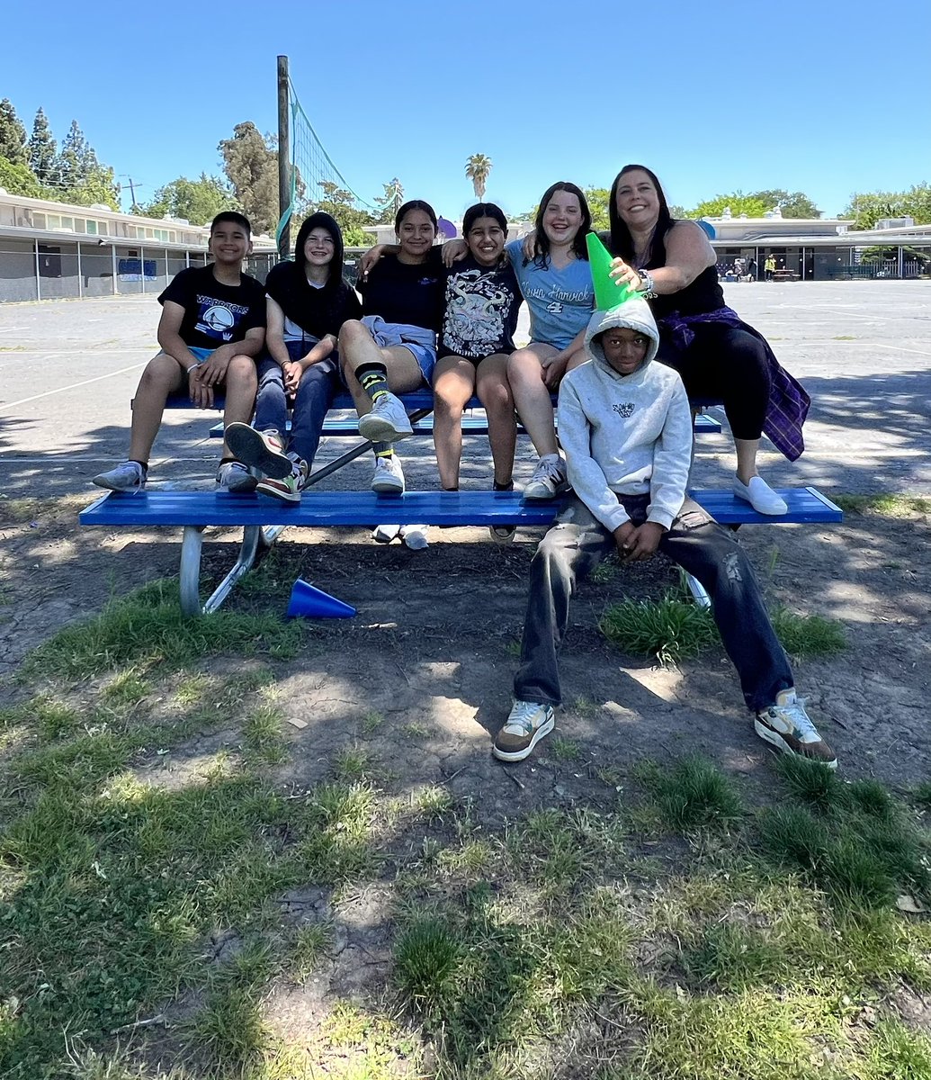 MsKoontzMDUSD's tweet photo. When the big kids want to hang with me and take selfies…. We hang and take selfies! 🥰💜🐊 #lunchtime #gatorprin #makinmemories https://t.co/R5qDFMYfY8
