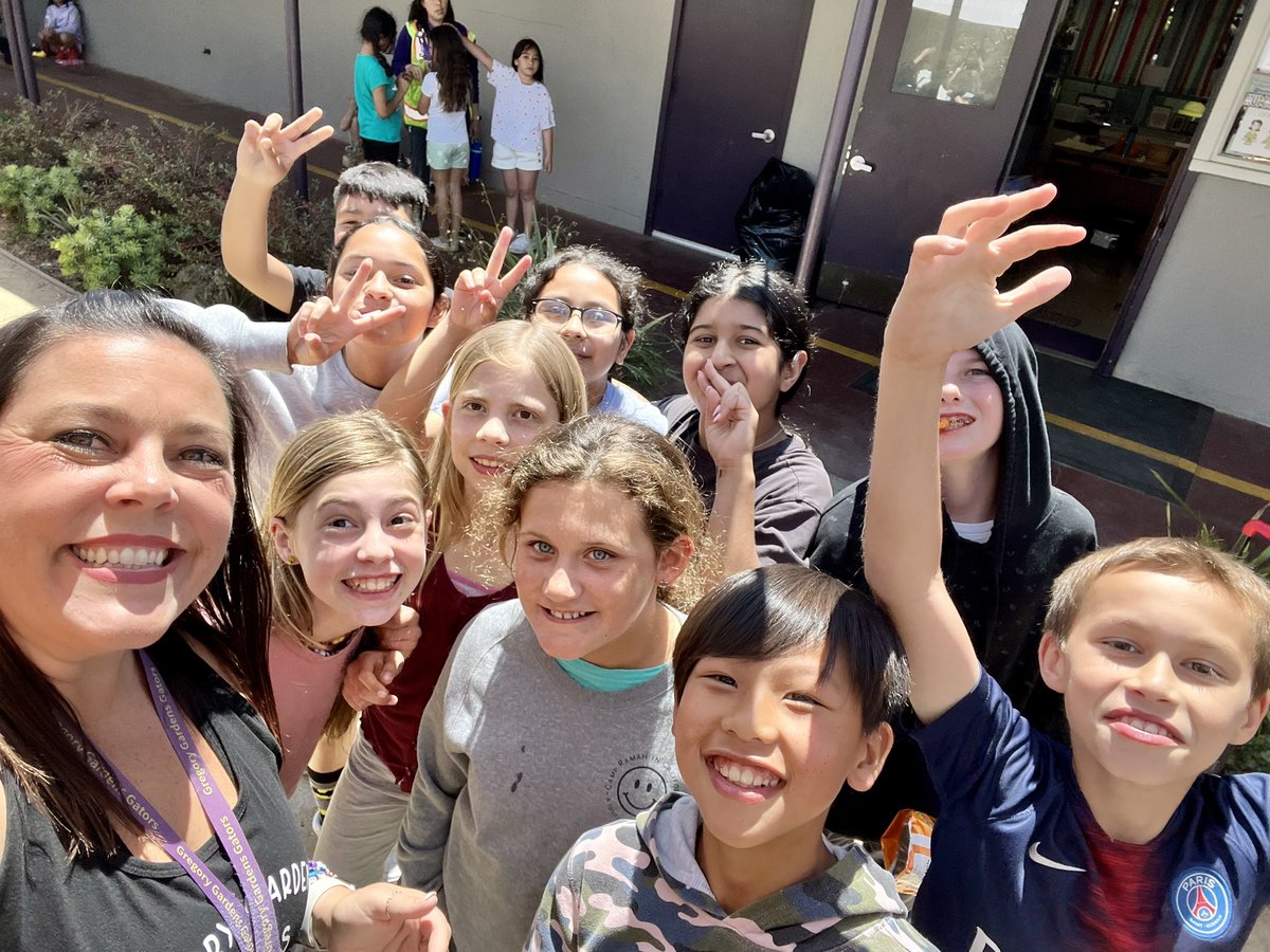 MsKoontzMDUSD's tweet photo. When the big kids want to hang with me and take selfies…. We hang and take selfies! 🥰💜🐊 #lunchtime #gatorprin #makinmemories https://t.co/R5qDFMYfY8