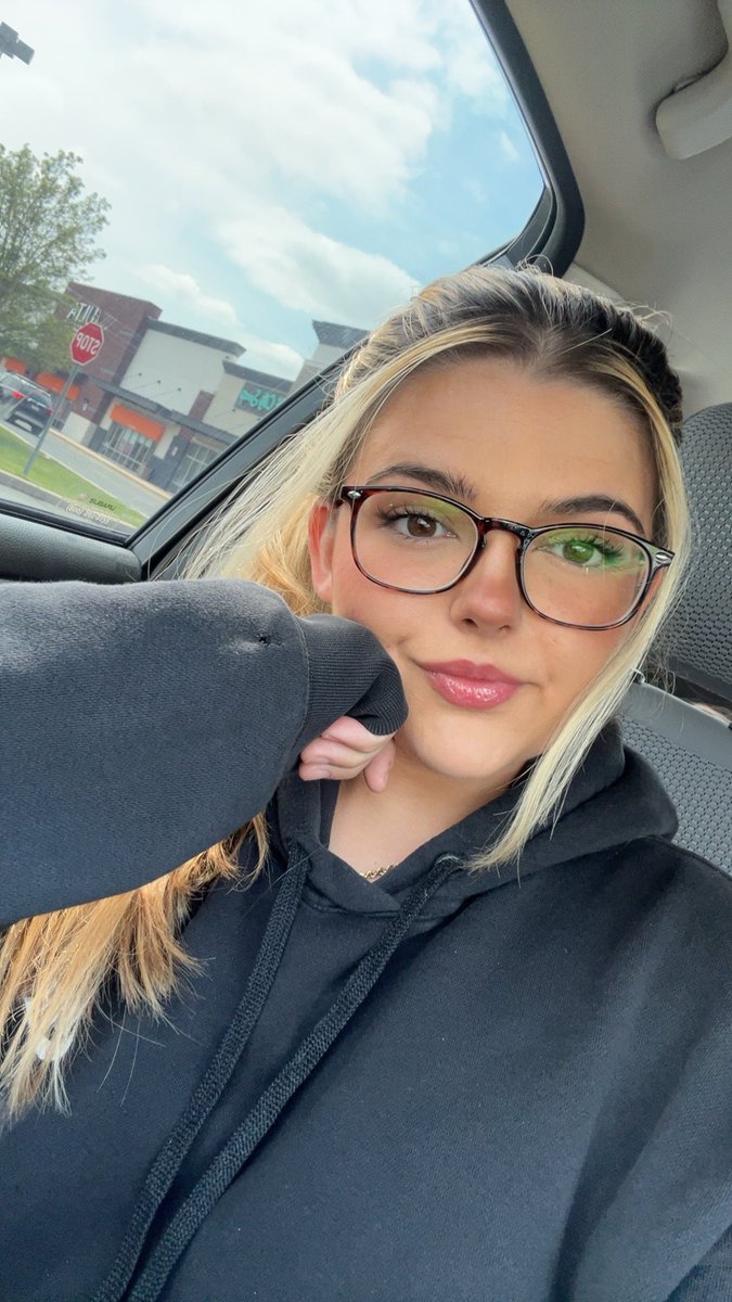 madebysuni's tweet photo. suni wif new glasses https://t.co/xlRWXRWimF
