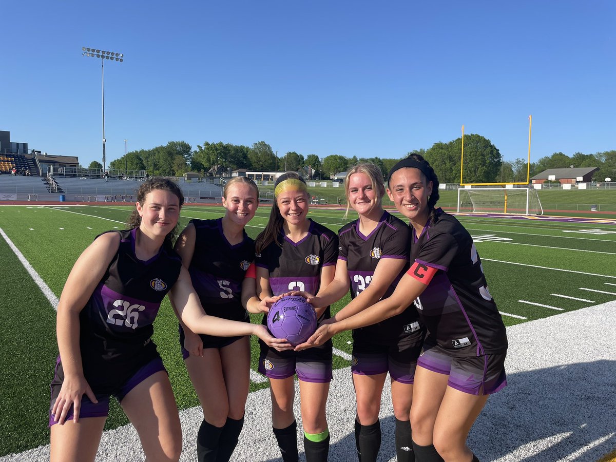 girls_khs's tweet photo. Game Ball goes to our 5 amazing seniors!!! So proud of these girls! https://t.co/OupF9uyBAh