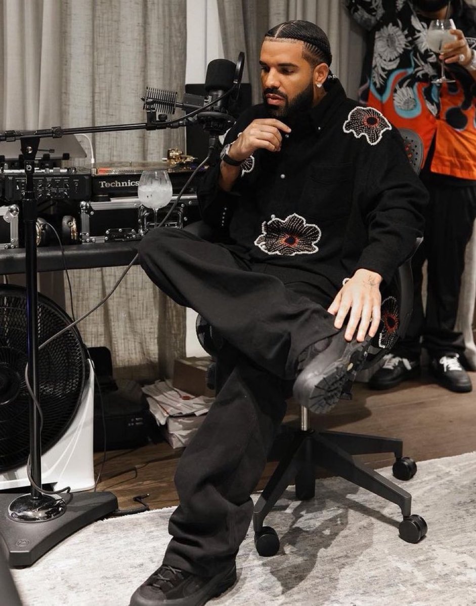 Drake is reportedly dropping “very soon”

#Drake