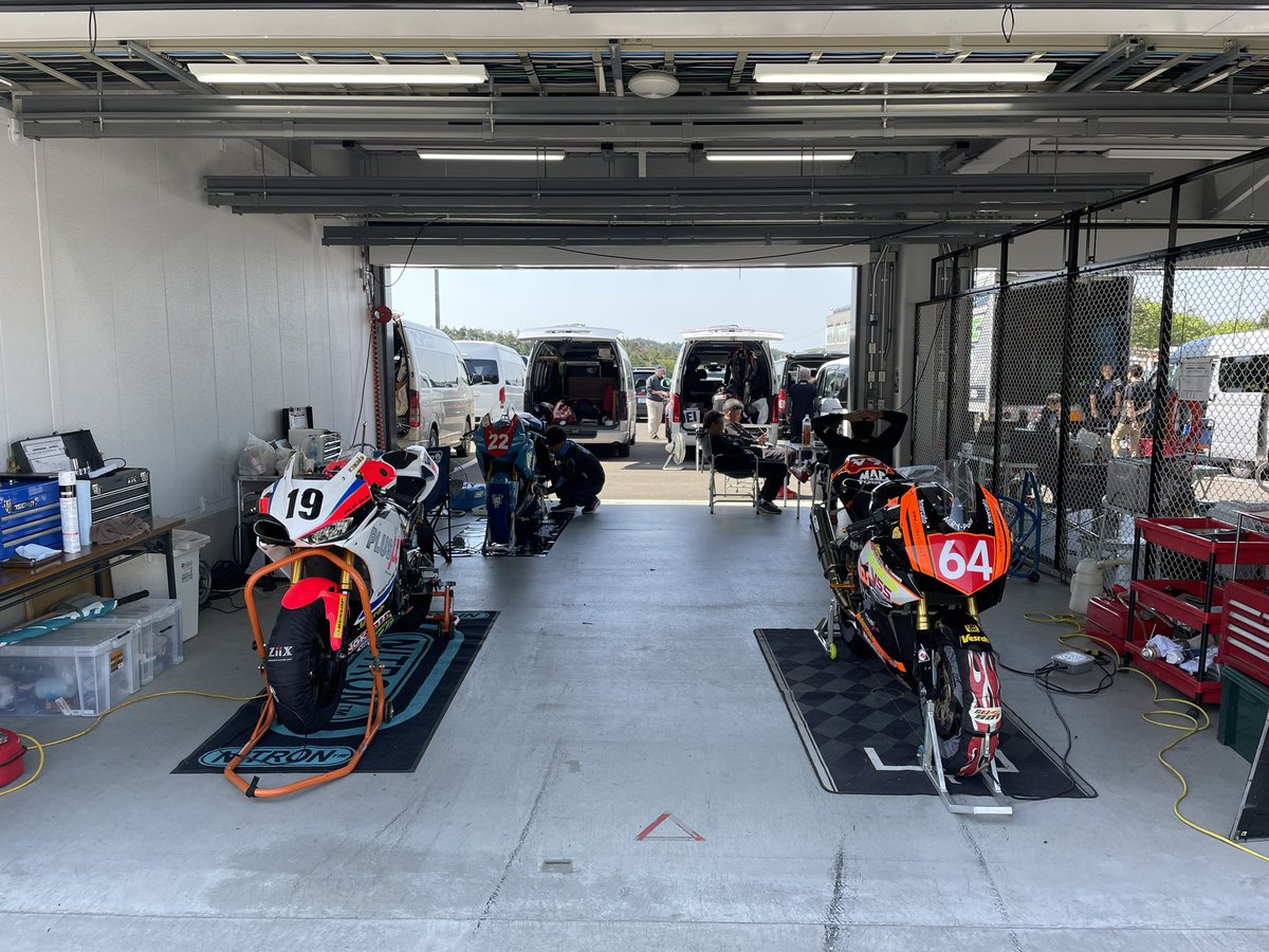 Ch47chinookDai's tweet photo. 今年もSUGOロードレースに年間エントリーしました!
本日第1戦のスポーツ走行です😎
月末に全日本が控えてることもあって、
MFJカップのレギュラー勢多数...
ピットの中もまるで全日本!
#PLUSμ #JP250 #TEC2 #SUGO https://t.co/3xWhQwdfXf