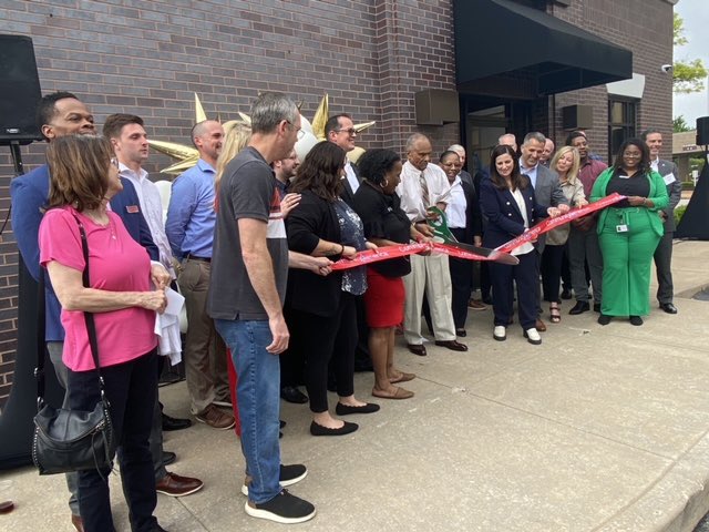 Welcome to our new neighborhood @CommunityAmerCU . It has been a pleasure to partner with you at @MRH_Schools. Looking forward to continuing to collaborate and create positive impacts together on behalf of students, parents and employees. #ThisIsWhatCommunityLooksLike