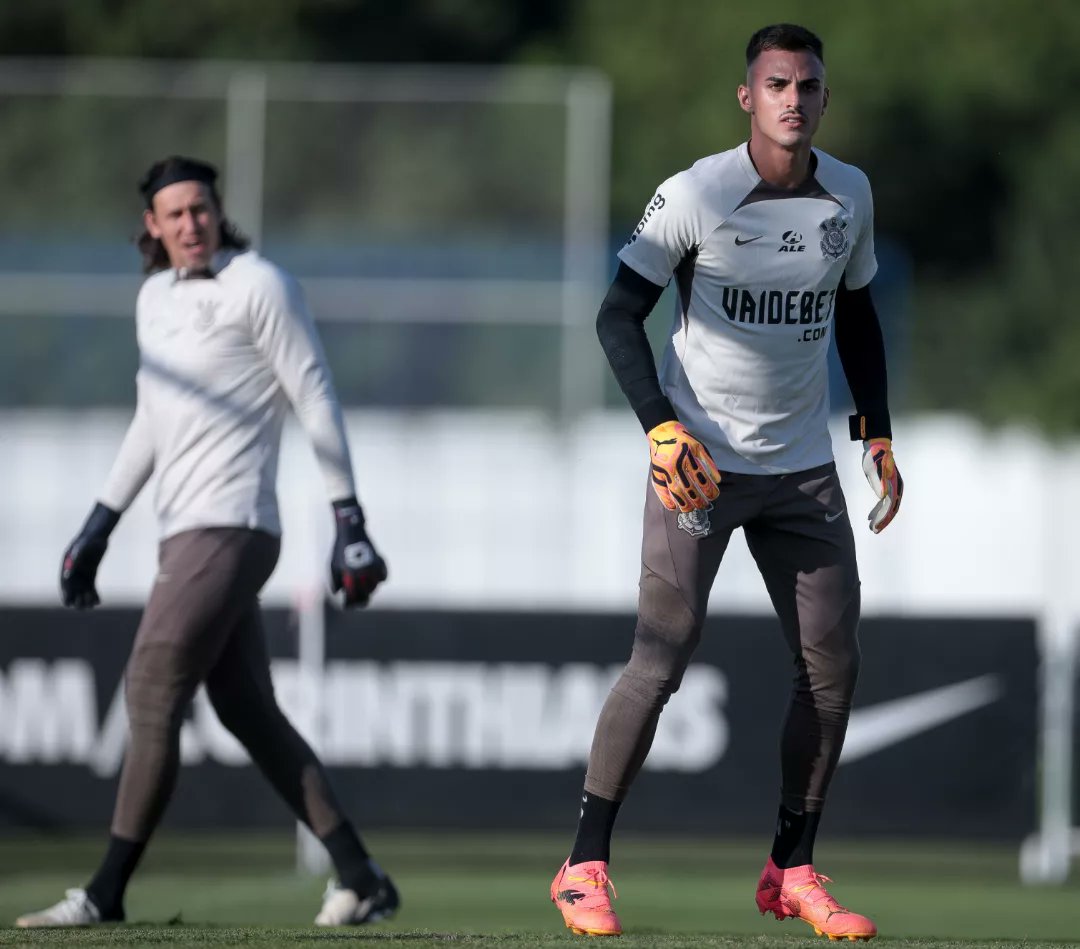 newstimaoemfoco's tweet photo. Algumas imagens do treino da tarde e encerramento da preparação do Corinthians para o jogo contra o Fortaleza. ⚽💪

Quem mais está cheio de expectativas e confiando na vitória do Timão? Amanhã vai ser 2 a 0 (Romero e Garro). 🖤🦅

📷 Rodrigo Coca/Agência Corinthians | #Coringao https://t.co/X80CghOsOt