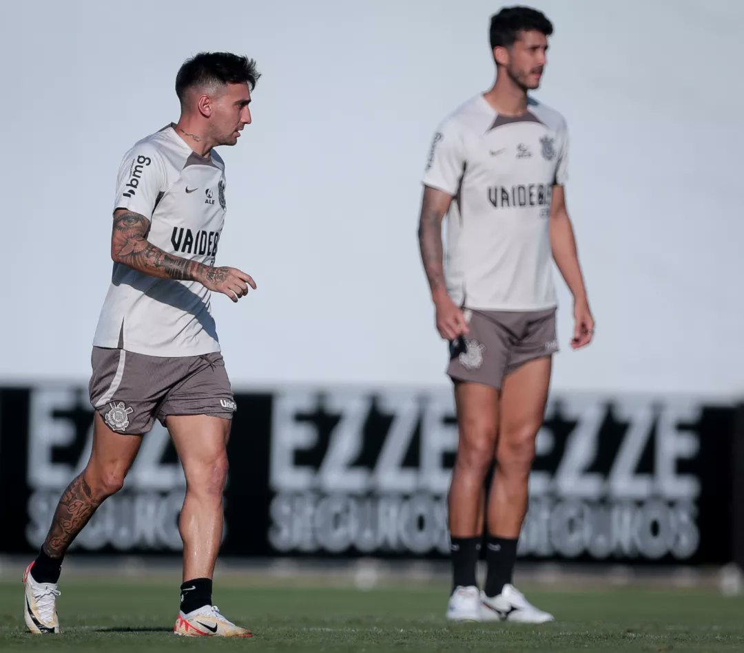 newstimaoemfoco's tweet photo. Algumas imagens do treino da tarde e encerramento da preparação do Corinthians para o jogo contra o Fortaleza. ⚽💪

Quem mais está cheio de expectativas e confiando na vitória do Timão? Amanhã vai ser 2 a 0 (Romero e Garro). 🖤🦅

📷 Rodrigo Coca/Agência Corinthians | #Coringao https://t.co/X80CghOsOt