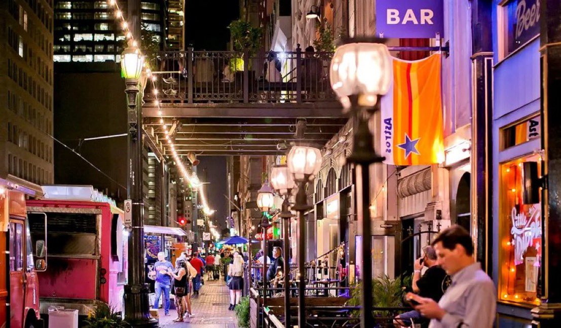 BrentToderian's tweet image. NEW: 7 blocks in downtown Houston are going to be permanently transformed into a people-place and pedestrian promenade. From Rusk Street to Allen’s Landing Park.

No trial or pilot. Not seasonal. Permanent.

If Houston can do it, what’s your city’s excuse?
bisnow.com/houston/news/c…