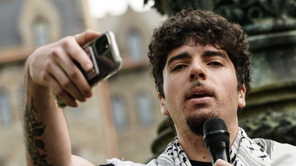 Rally for #Palestine at #LehighUniversity in #Bethlehem Friday. Photogallery here --> lehighvalleynews.com/photos-a-rally…  #LehighValley  @LVNewsdotcom   #Pa07  @LehighU  @LehighPD #MountainHawks   donnafisherphoto.com