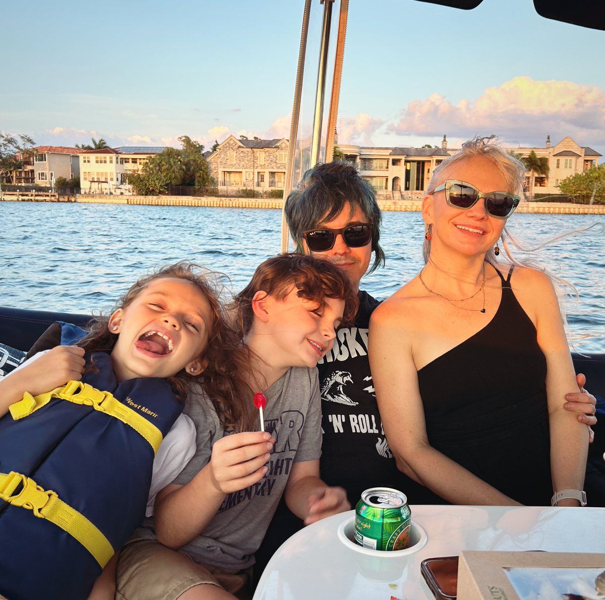 Sunset on a boat. Bliss. Grateful.
#friday #fridayvibes #family #dollyrots