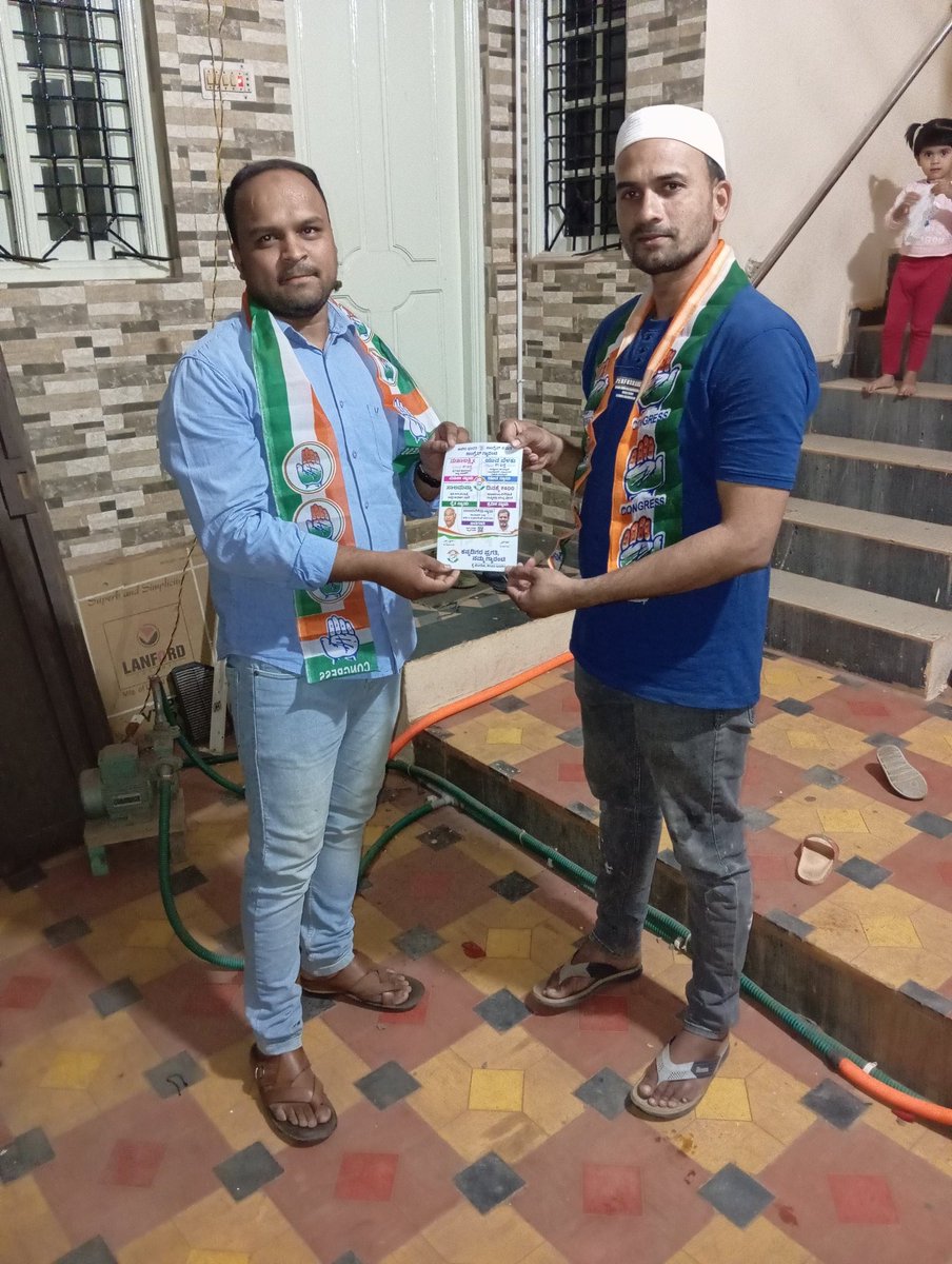SyedSohail37097's tweet photo. door to door lok sabha election's campaign and distributed Guarantee cards in #wardno.19 #basavakalyan #BIDAR #Karnataka
ವಾರ್ಡ್ ನಂ.19 #ಬಸವಕಲ್ಯಾಣ #ಬೀದರ್
@MLCvijaysingh @SagarKhandre12 @eshwar_khandre @RahimKhan_ @DKShivakumar @siddaramaiah @malikarjunkharge @RahulGandhi https://t.co/bCc2o41gS2