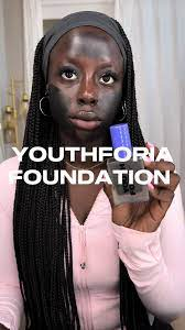 No, no existe gente negra color negro pintura. Hablemos de la controversia con la base de Youthforia, porque al parecer mucha gente cree que las personas negras no tenemos subtonos:

La historia empieza con esta influenciadora, quien se dedica a hacer reseñas de maquillaje👇🏾