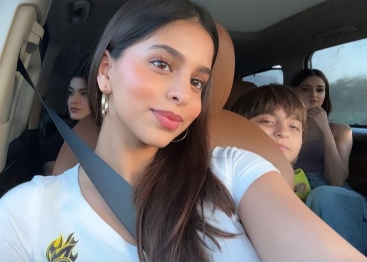 My babies I'm so happy to see u both happy today, Masha Allah I feel the sun and moon shining from your beautiful face,happy u both are so excited about the matches these days and wearing KKR's clothes🥺💜
#SuhanaKhan #AbRamKhan
#KKRvMI @iamsrk
