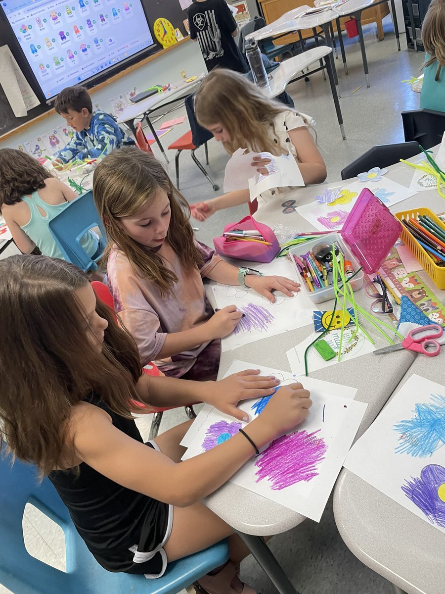 BrandlyMariah's tweet photo. May Day basket making #2ndgrade #4teamvalley https://t.co/vsqyuHdcGf