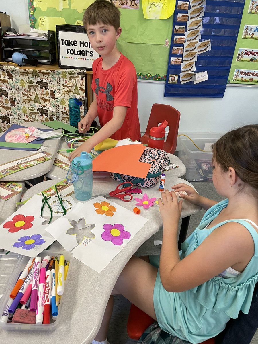 BrandlyMariah's tweet photo. May Day basket making #2ndgrade #4teamvalley https://t.co/vsqyuHdcGf