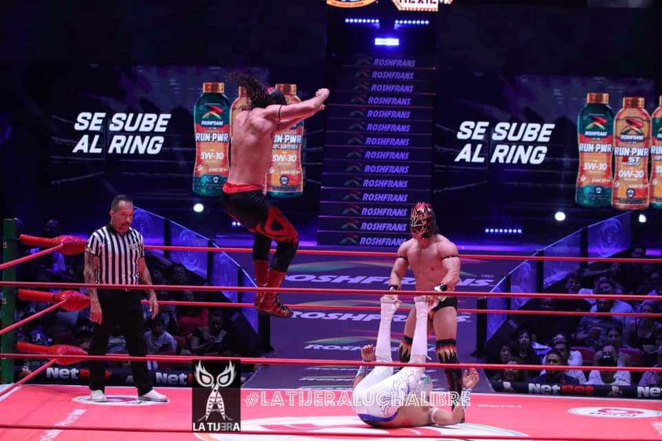 LaTijeraLucha's tweet photo. Poderosa forma de iniciar hostilidades en la #MéxicoCatedral, los nuevos valores del #CMLL #Draego y #Persa lograron terminar con los embates de #AstroBoyJr y #RayoMetálico en una dinámica batalla que da inicio al #ViernesEspectacular de #ArenaMexico...
#latijeraluchalibre https://t.co/J6Afr72Jv1