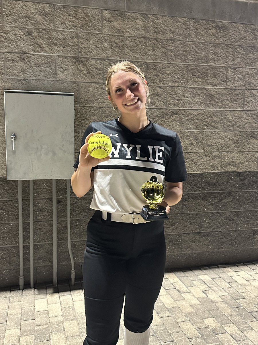 CameronG2025's tweet photo. High School 100th Hit and with a home run to make it that much sweeter! 

#wyliebulldogsoftball  #WAITT https://t.co/KLTdeygHU2