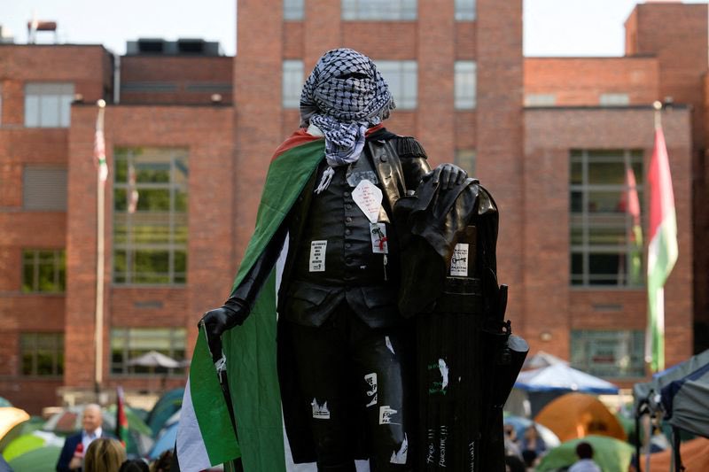 مجسمه جورج واشنگتن، رئیس‌جمهور سابق ایالات متحده، در دانشگاه واشنگتن در جریان اعتراضات دانشجویان حامی فلسطین در امریکا