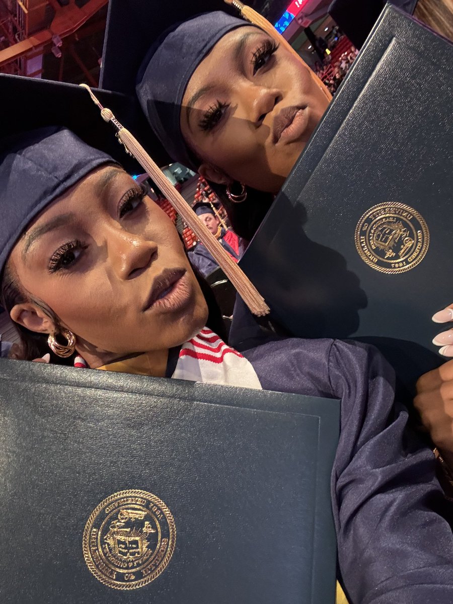 TheMostOf_Mo's tweet photo. OH! WE MASTER’D IT BOO👩🏽‍🎓👩🏽‍🎓🥳 https://t.co/021gy6cq1s