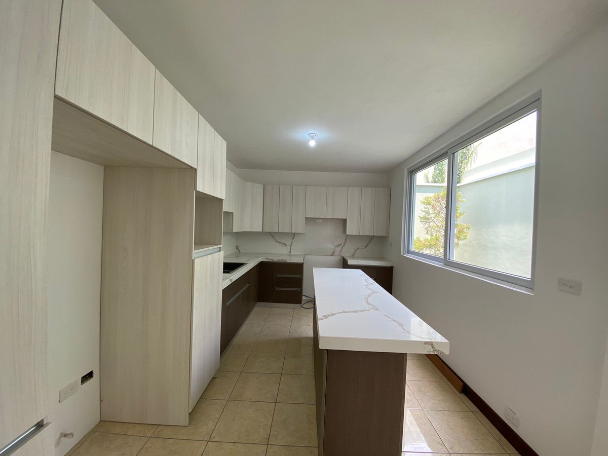 NegociosMulti's tweet photo. CASAS EN VENTA EN CONDOMINIO SECTOR A1 SAN CRISTOBAL
PRIMER NIVEL
Sala 
comedor
cocina con gabinetes
cuarto de estudio 
baño visitas 
2 parqueos techados
área jardín
SEGUNDO NIVEL
2 Dormitorios con baño completo 
2 Dormitorios con baño
 compartido
Sala familiar
Precio $275.000 https://t.co/V0hcLzXMrF