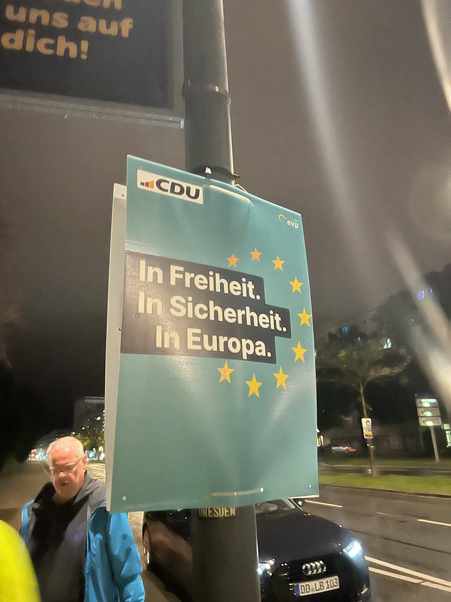 Seit Mitternacht darf auch in #Dresden für die Kommunal- und 🇪🇺Wahl plakatiert werden. Zusammen mit dem „Team Braun“ haben wir die ersten Plakate in der Innenstadt aufgehängt.