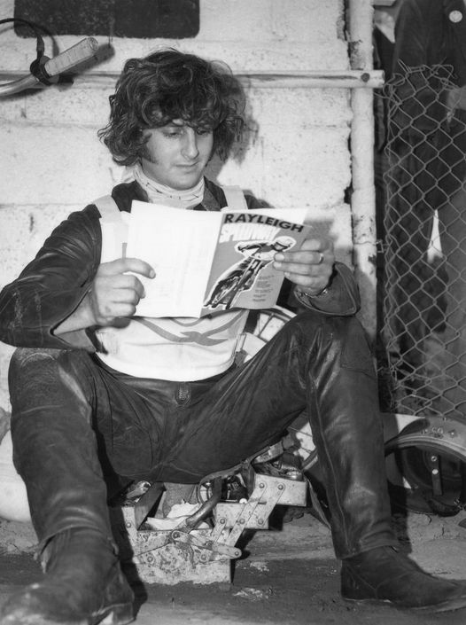 Barrows Mike Sampson taking advantage of the standard pits seating accommodation of the speedway rider back in the 1970's. Must say, not often they sit on the tool box when it's open though🤔