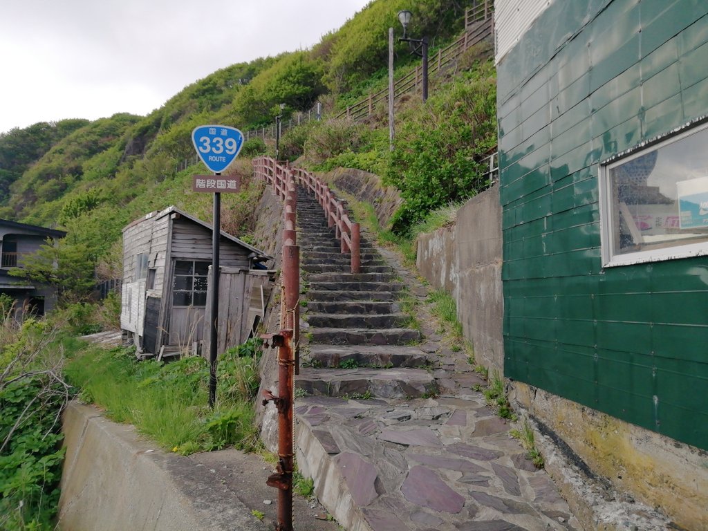 ogacchi_900's tweet photo. #階段国道 なう
色んな道を走ってきたけど､車が走れない国道は初めてです👀💧
珍しいですね～
理由は諸説あるみたいですが🤔
竜飛岬からは北海道が見えました🧐
太宰治の｢津軽｣にも #竜飛岬 は出てきますね📖😌
#青森県 #青森車旅 #車旅 #R339
#FUJITOURINGCLUB
#はなきんえみり https://t.co/Pz7EU59hky