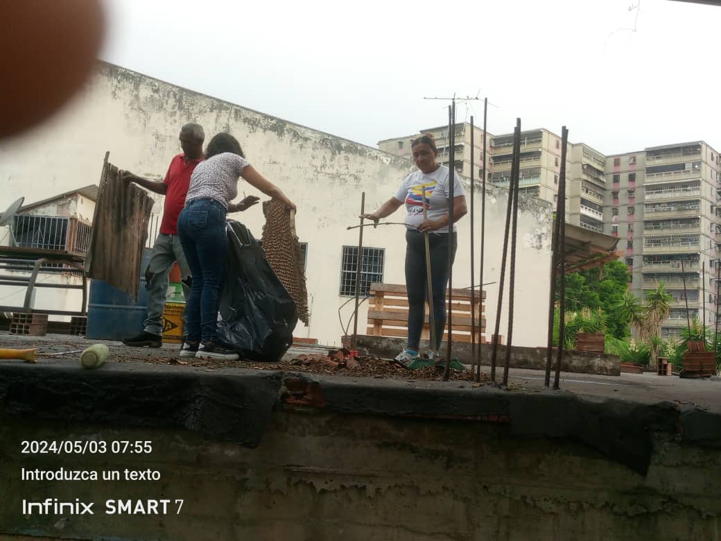 CEIEJMZatarain's tweet photo. CDCE MUNICIPIO PLAZA. Red territorial #4 Trapichito, hoy desde los espacios del centro Jesús María Zatarain se dió inicio a trabajos de mantenimiento correctivo de la placa central. @_LaAvanzadora @CdcePlaza @yraniaort @rosabecerra3 https://t.co/N6DL2R4U2y