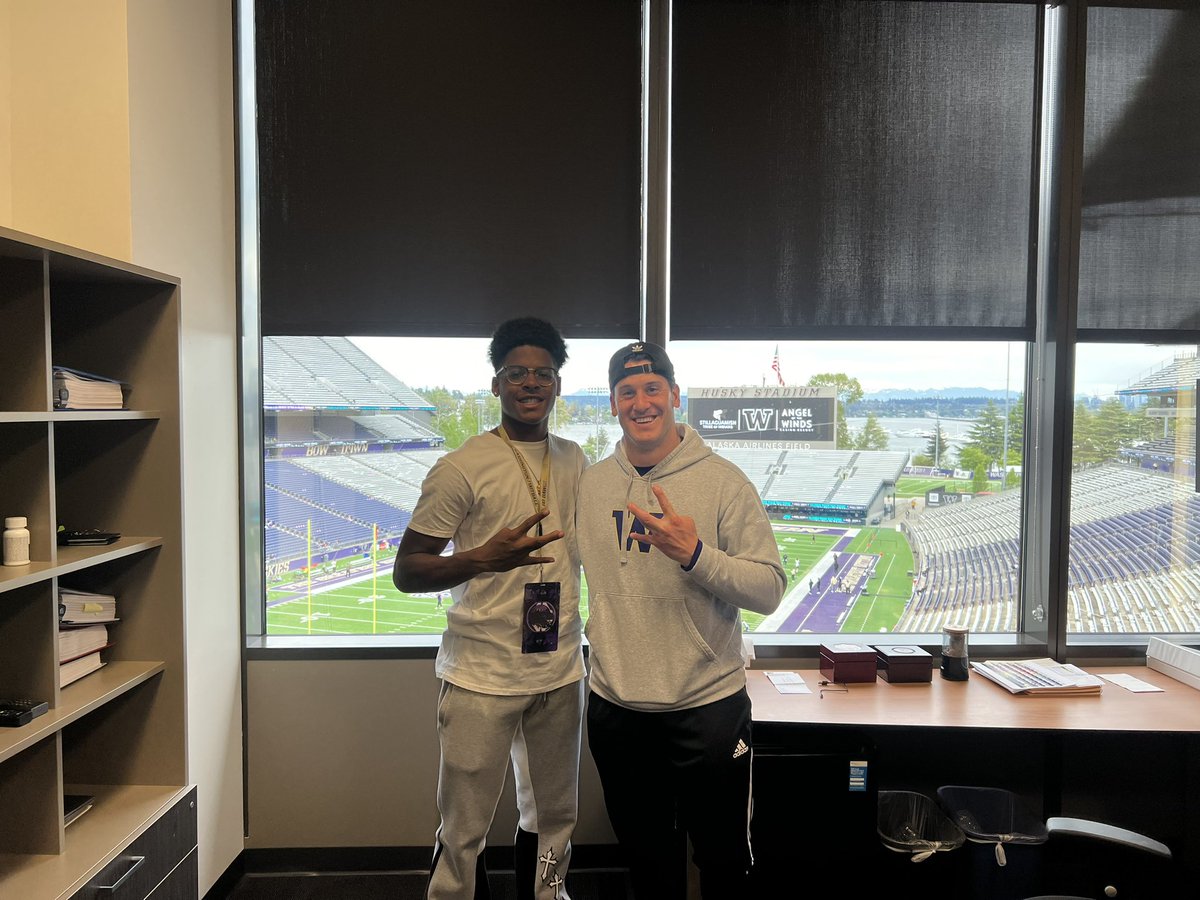 AGTG! Blessed to receive an offer from from the University of Washington!!! Thank you @vsunseri3 and the rest of @UW_Football for believing in me! @CoachOmura @Ballhawk__8 @CoachNagle45 @fbcoachhunter @CoachLopezCE @ClovisEastFB @BrandonHuffman