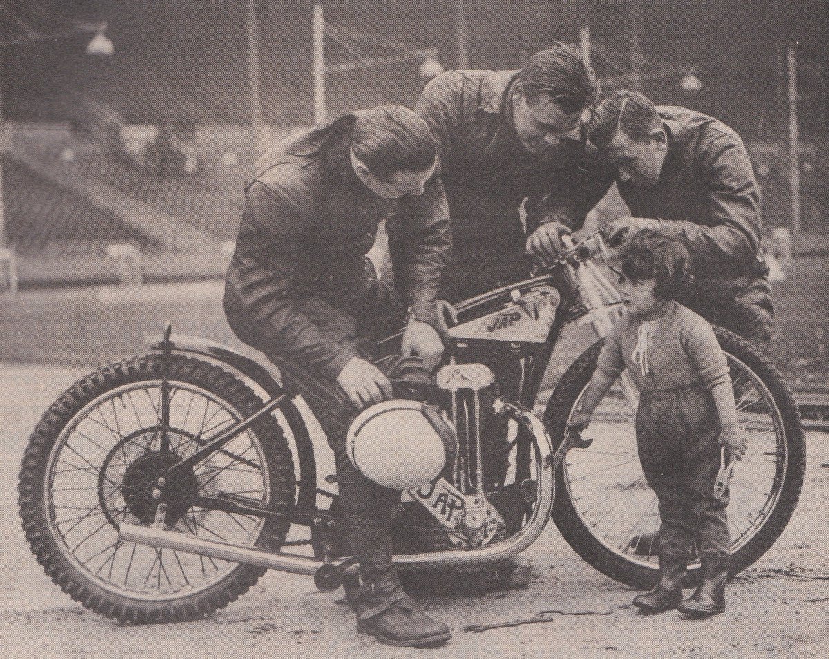 Reg Bounds, Arthur Atkinson & Gordon Byers with the team mascot @ Wembley Stadium in 1933. How great it would be if the SGP could stage a round there sometime soon. BTW, that's a great looking JAP.
