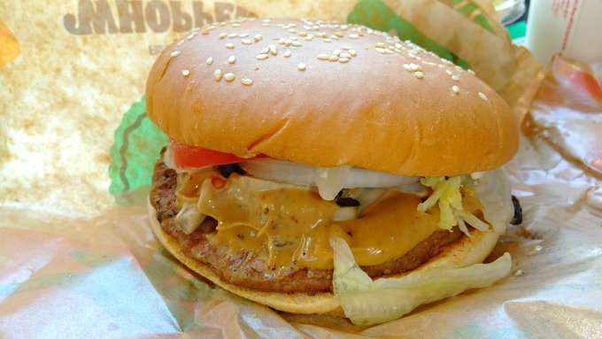 バーガーキングでマッシュルームワッパー食べてる(๑'ڡ`๑)美味しい♪
Vチューバーの赤見かるびちゃんがオススメしてたのを聞いてから
一度食べてみたかったので満足( '∀`) 
