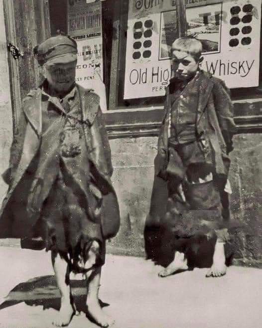 Two #British children in the city of #London
1902 During the rise of the #BritishEmpire