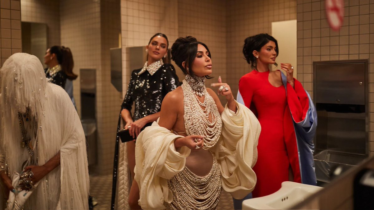 popbetches's tweet photo. Class of 2023

Are you excited for the Met Gala 2024? https://t.co/zXKizjXXjD