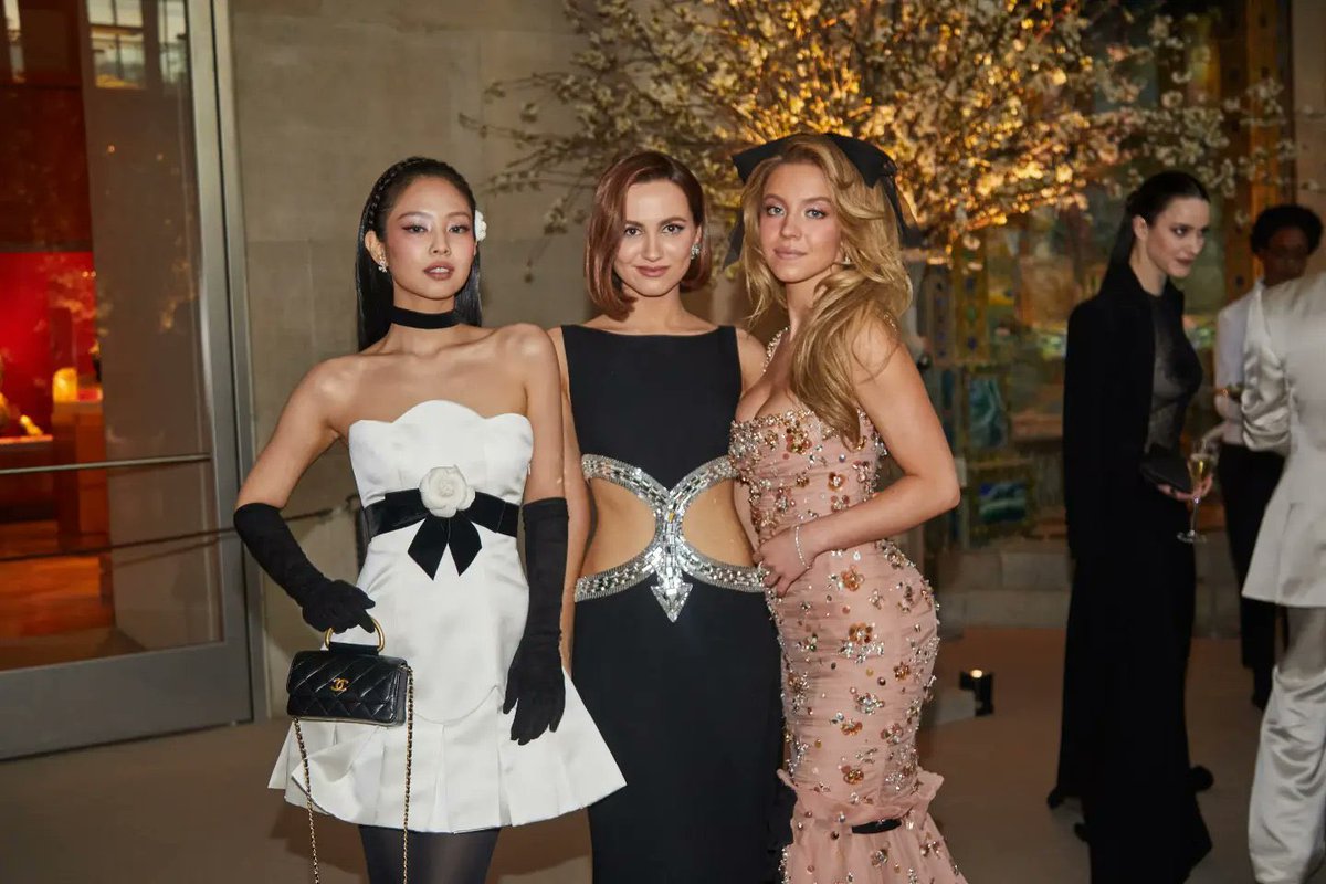 popbetches's tweet photo. Class of 2023

Are you excited for the Met Gala 2024? https://t.co/zXKizjXXjD