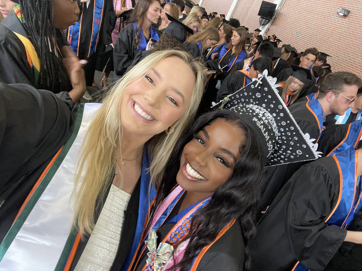 Congrats to 3 of our incredible interns for graduating from FLORIDA this weekend!!!! Angela, Claire & Amanda - we are SOOOO proud of you!!! Thank you for all you do for the on-campus recruiting department!

#GoGators 🐊  | #UFGrads