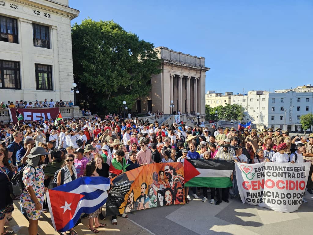 Hoy, bajo escultura #AlmaMater, jóvenes de la capital de #Cuba reunidos en escalinata de la @UdeLaHabana muestran su solidaridad con #Palestina #VivaPalestinaLibre ! También apoyaron a estudiantes de universidades #EstadosUnidos que exigen fin complicidad su gbno con genocidio