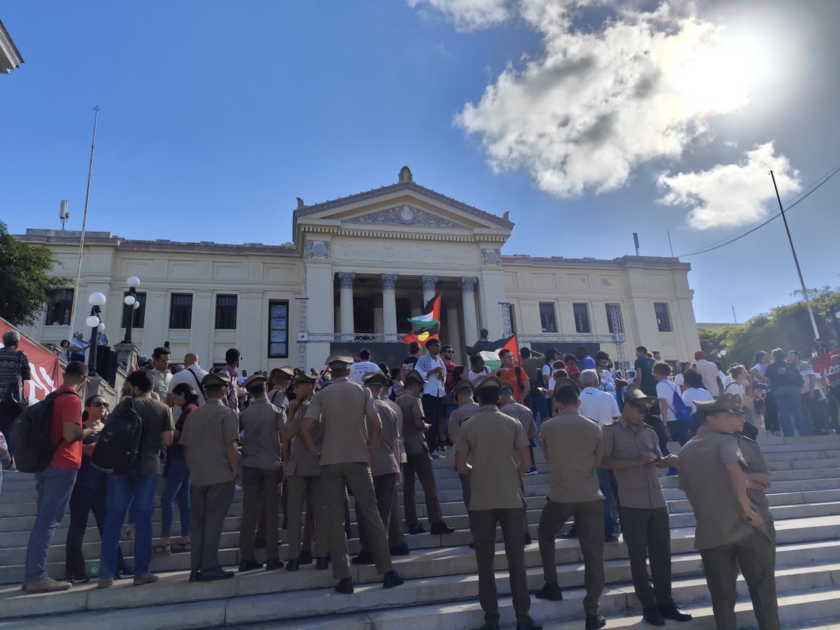 #EstaTarde nuestra secretaria #UJC @CIGBCuba #KarenUrrutia estuvo presente, junto a otros jóvenes, en el acto de solidaridad con el pueblo de Palestina para repudiar el maltrato brutal que sufren sus habitantes. #FreePalestine