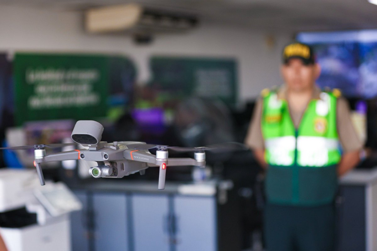 En #SanIsidro no hay cabida para la delincuencia. Tenemos nuestra fuerza operativa al tope, vigilando el distrito por tierra y por aire con los Sanisidrones equipados con la mejor tecnología y conectados a las 664 cámaras que operan simultáneamente para su tranquilidad, vecinos!