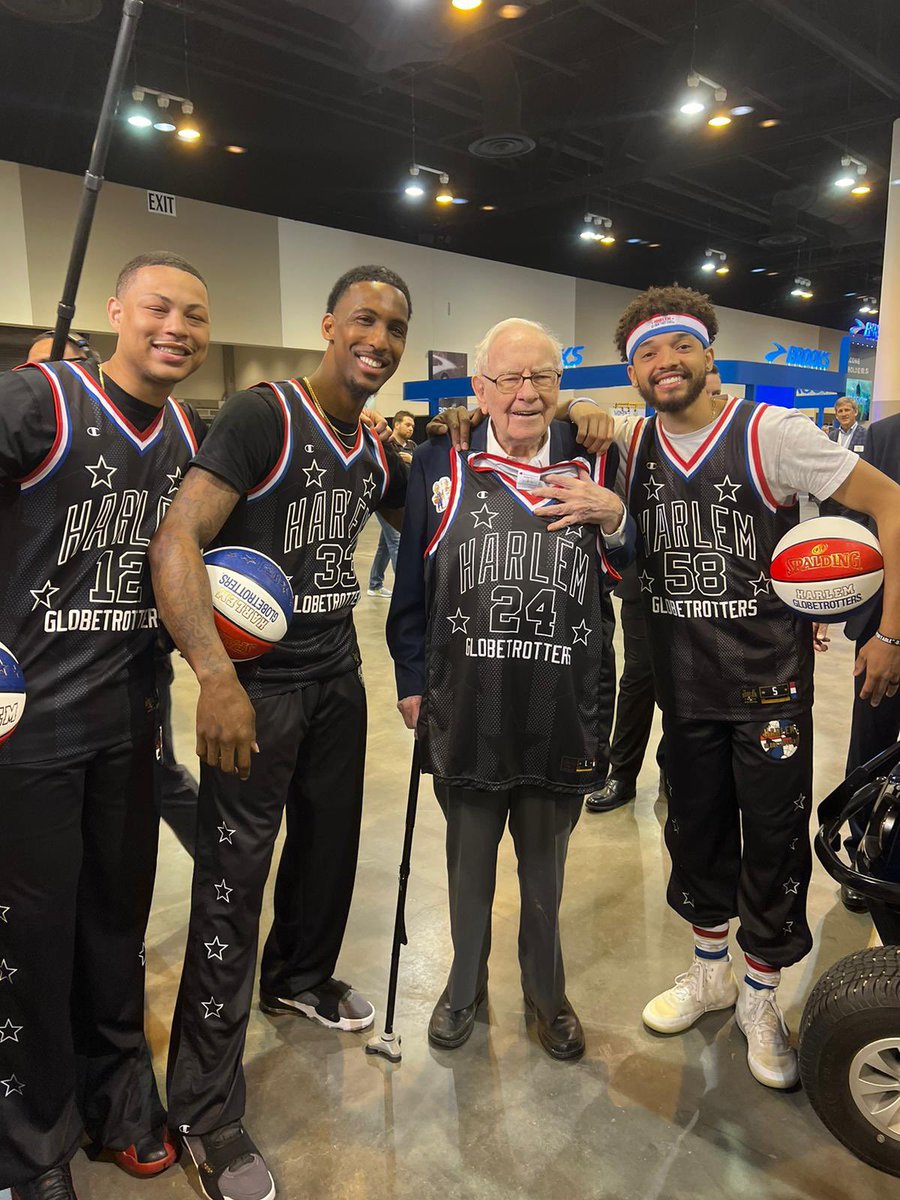 Harlem Globetrotters with the legendary Warren Buffett. 🏀