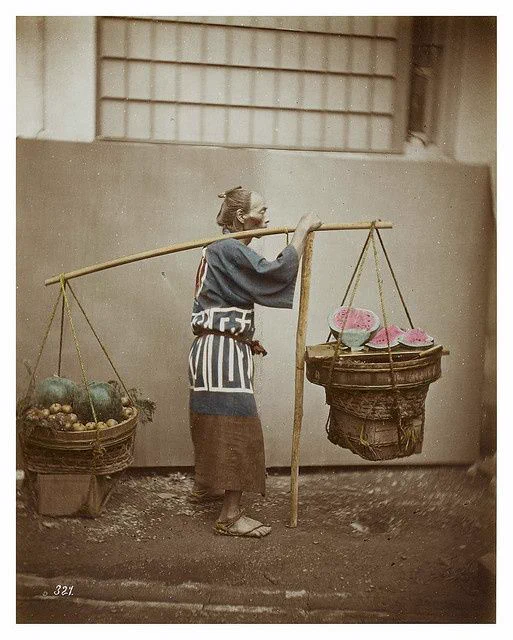 明治時代の行商の姿。こういう写真の楽しさがわかってきた。