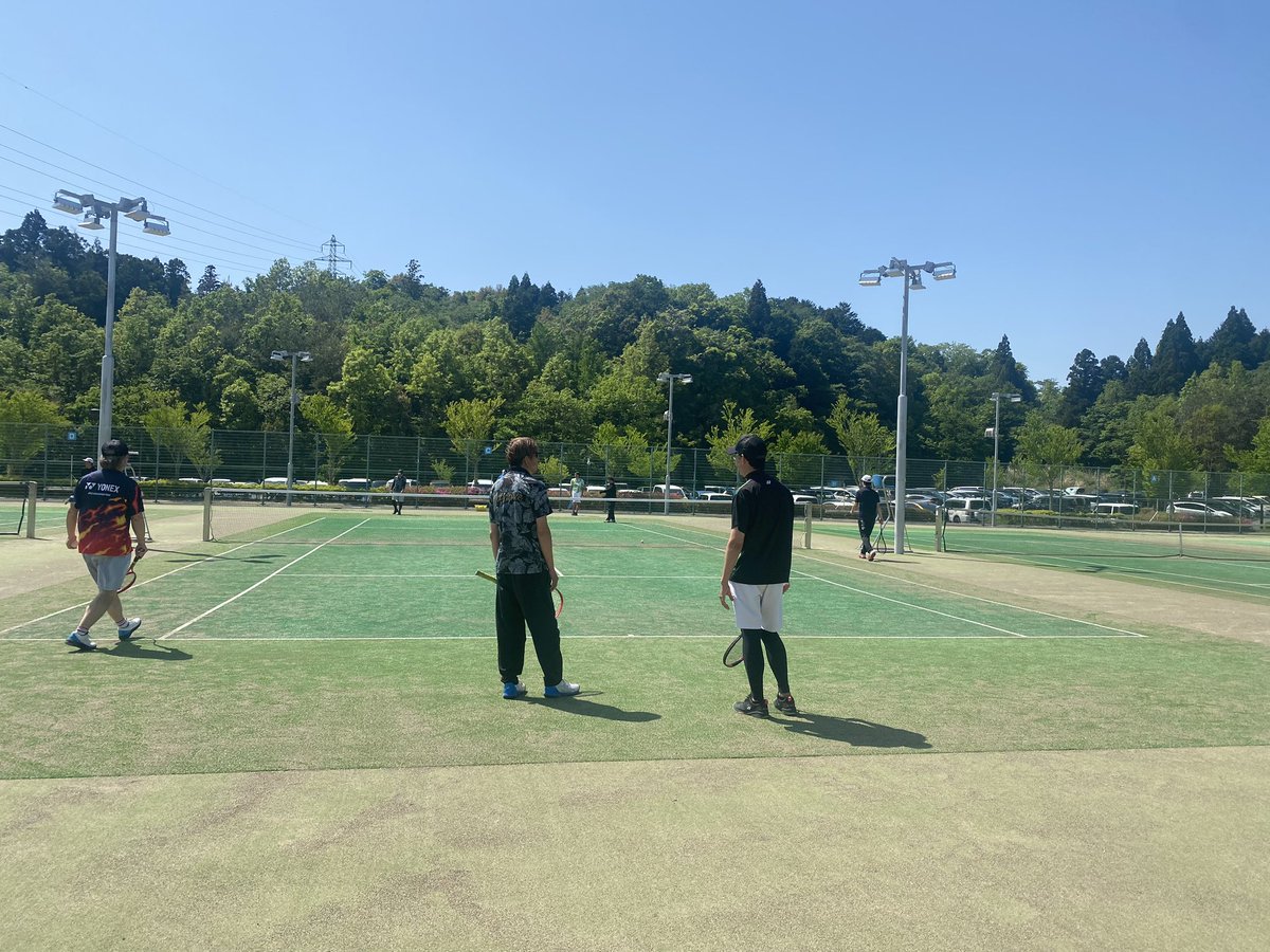 Solidariesoftt1's tweet photo. 昨日は、いわき市オープン大会でした！
お疲れ様でした。他クラブさんでペア組んでくれた選手の皆さんもありがとうございました。これからもSolidarieをよろしくお願い致します🙇
今日は、代表が後衛さんのみんなにつきっきりでアドバイス中です。 https://t.co/nhaRDivSXx