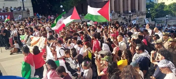 La escalinata de la @UdeLaHabana fue testigo, una vez más, de la solidaridad de nuestros estudiantes y trabajadores con el pueblo palestino 🇵🇸 y con quienes resisten a favor de esta causa en 🇺🇸 
#FreePalesine 
#PalestinaLibre