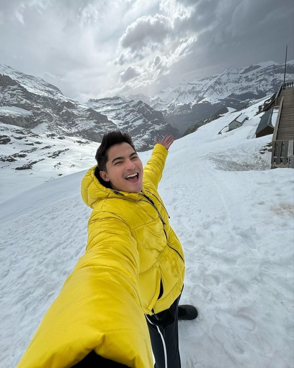 hottilady's tweet photo. Kahit anu pa yang view basta alam ko ILoveView.. 😘🥰💙🤗
#Yellowcoldplay
#HappyBirthdayEianRances https://t.co/ncflAXD60q