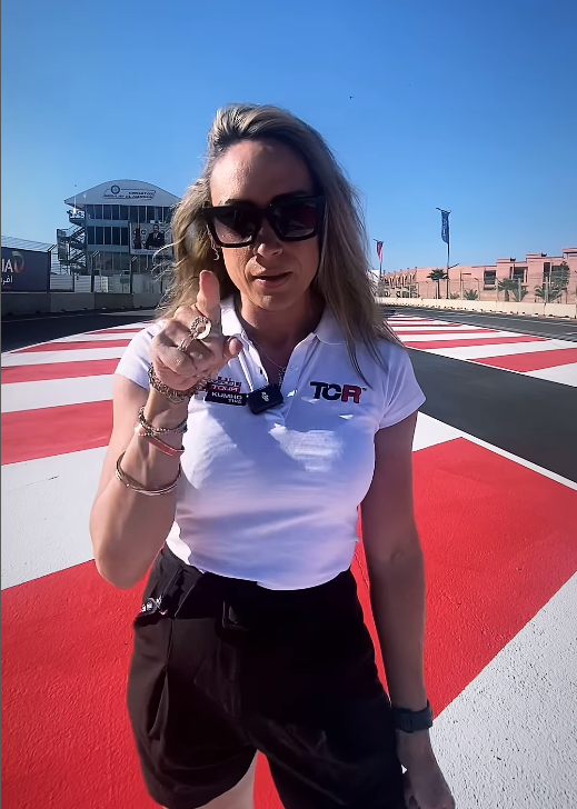 SupercarsAr's tweet photo. Hey @Legouix! 
Nice to see you on the #TCR paddock at Marrakech! You're looking stunning, as always!
Have a great w'end!
Cheers! https://t.co/Mw2FflAaqU