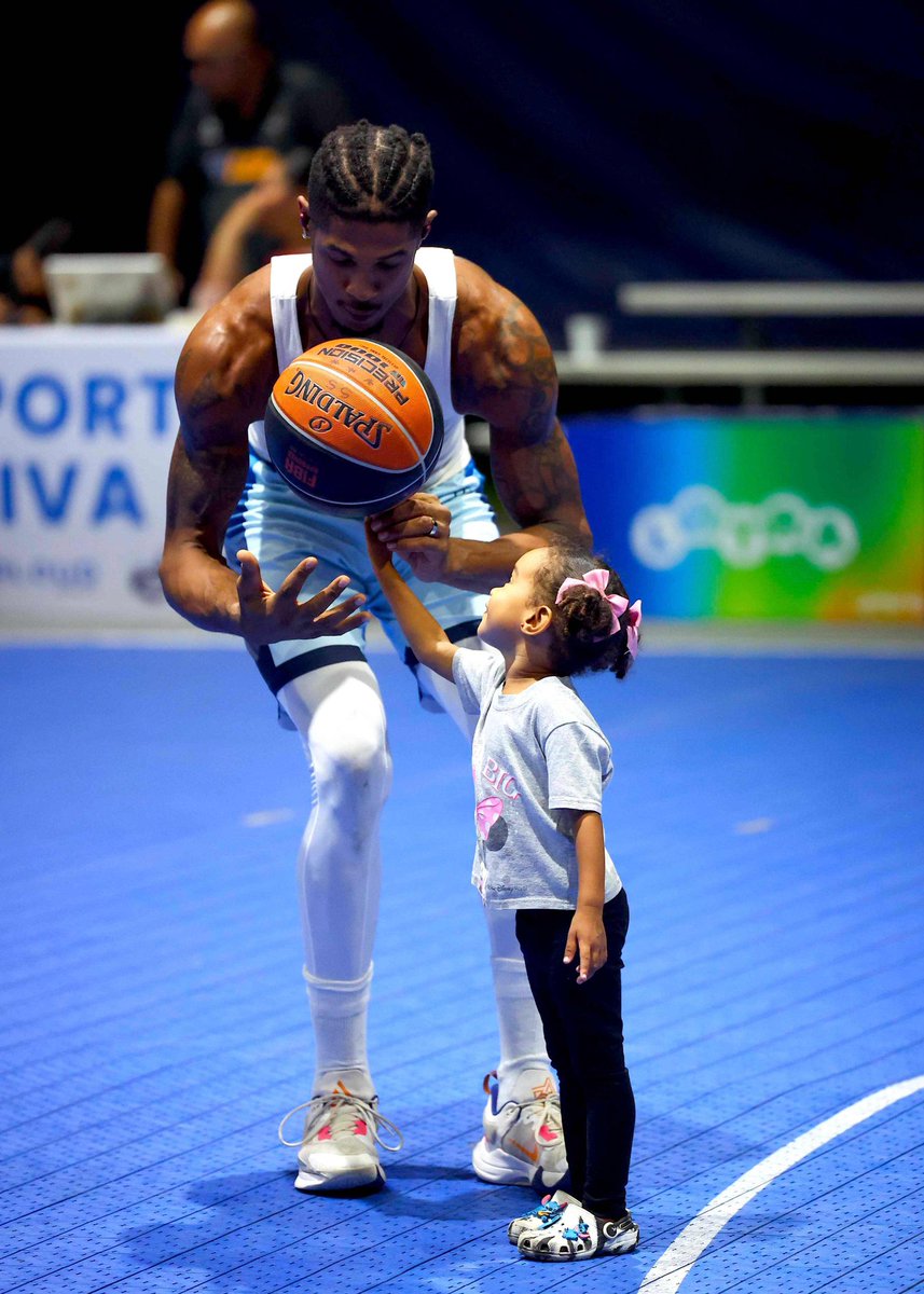 #LaFotoINDES 📸 Linda postal que nos dejó el partido de ayer entre San Salvador y Lobos, en la Liga Mayor de Baloncesto. I love this game. 🥹🏀🧡 #ConstruyendoElCamino